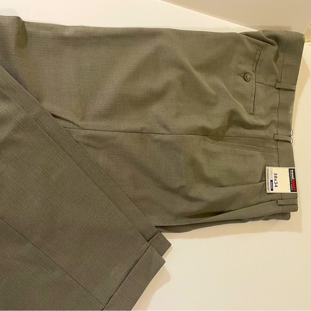 Roundtree & Yorke men’s pleated, Ultimate Comfort slacks. Size 38 x 34, w/ tags